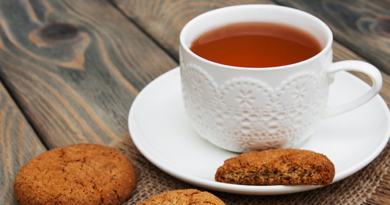 Чай пью с печеньями. Чай с печеньем. Печенька в чае. Чашка чая с печеньем. Кружка чая с печеньем.